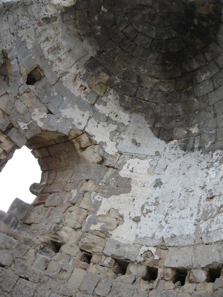 замковый камень в сюреньской крепости