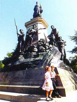 Монумент   генерал-адъютанту Э. И. Тотлебену