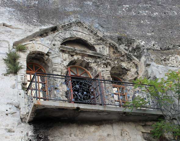балкон одного из пещерных храмов