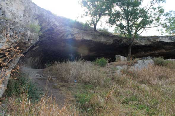 грот в скале на пути к крепости Каламита