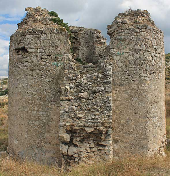 примитивная кладка в стене крепости Каламита