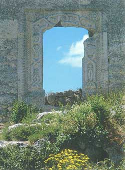 каменный орнамент на стенах крепости